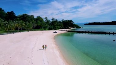 Tayland 'da Koh Kham Adası Trat Koh Mak adlı tropikal bir adada yaşayan bir çift. Beyaz kumlu tropik sahil ve palmiye ağaçlı mavi okyanus