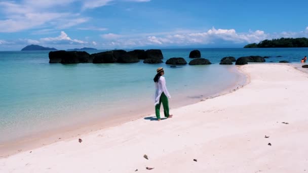 아시아 여인들 섬에서 야자나무와 해변을 — 비디오