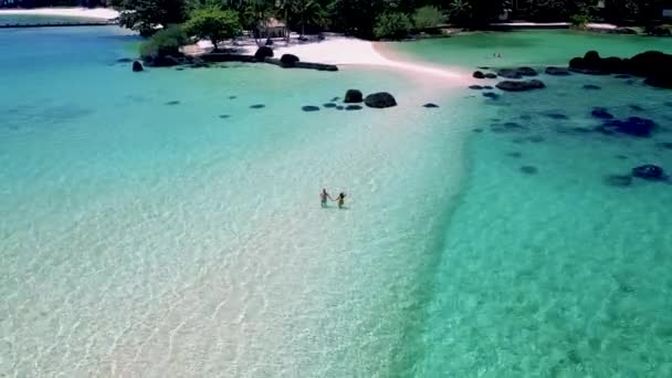 Pár Mužů Žen Tropickém Ostrově Thajsku Koh Kham Island Trat — Stock video