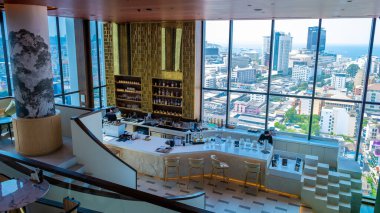 Arbour Hotel Pattaya Tayland Kasım 2022 Pattaya 'da lüks bir 5 yıldızlı otelde çatı restoranı.