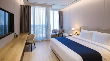 5 yıldızlı bir otelin lüks yatak odası.