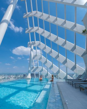 Bir çift kadın ve erkek lüks bir otelin çatı havuzunda dinleniyorlar.. 