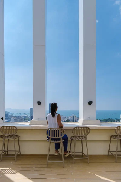 Mladé Thajské Ženy Navštíví Střešní Bar Výhledem Město — Stock fotografie