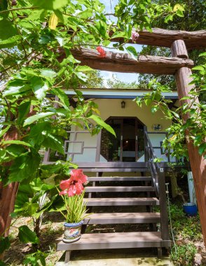 Koh Kood Tayland Ekim 2022, Tayland 'da tropik bir bahçede lüks bir tatil köşkü..