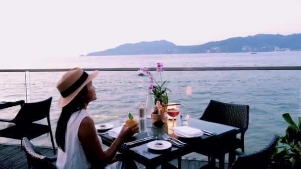 Thai Women Having Romantic Dinner Beach Thai Food Sunset Asian — Stock Video