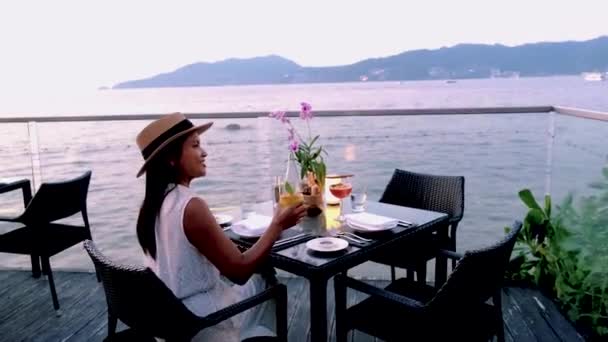 Mujeres Tailandesas Teniendo Una Cena Romántica Playa Con Comida Tailandesa — Vídeos de Stock