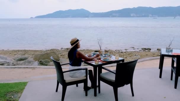 Романтична Вечеря Пляжі Тайською Їжею Під Час Заходу Сонця Азіатські — стокове відео