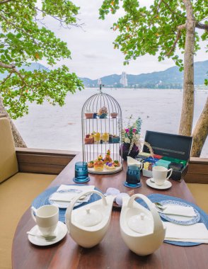 Tropikal ada Phuket Tayland 'da bir kuş ağında öğleden sonra çayı. Bir çift erkek ve kadın kuş ağında çay içiyorlar.