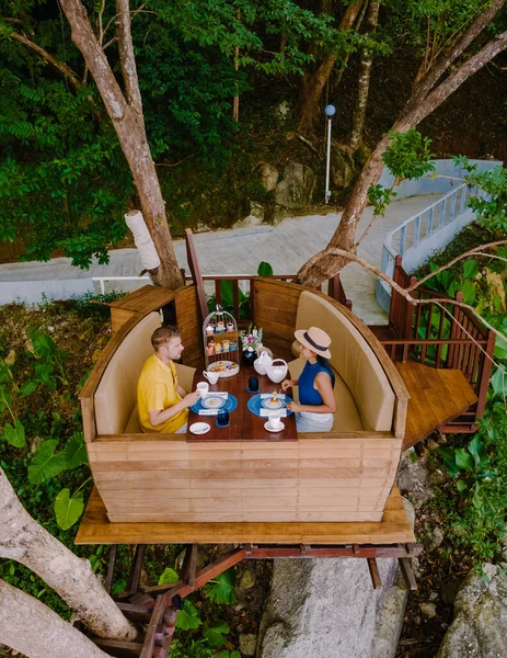 Drohnenblick Auf Ein Paar Einer Baumschale Beim Nachmittagstee Thailand Urlaub — Stockfoto