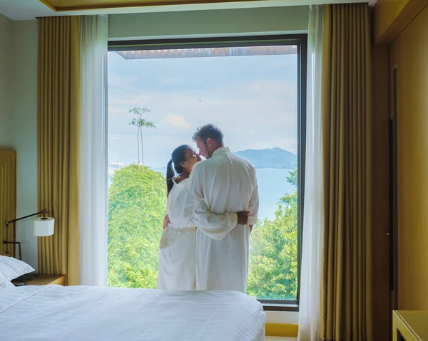 Paar Mannen Vrouwen Die Wakker Worden Een Hotelkamer Uitkijkend Oceaan — Stockfoto