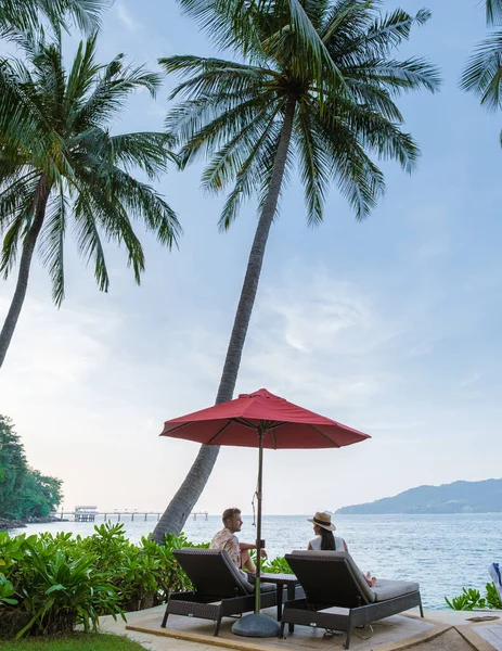 Paar Een Zonnebank Kijken Naar Zonsondergang Baai Van Patong Phuket — Stockfoto