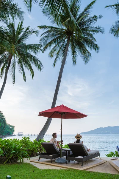 Casal Uma Espreguiçadeira Assistindo Pôr Sol Sobre Baía Patong Phuket — Fotografia de Stock