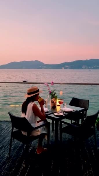 日落时分 在泰国普吉岛的海滩上与泰国菜共进浪漫晚餐 在海滩上吃浪漫晚餐的女人 — 图库视频影像