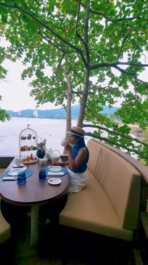 Bir ağaç kabuğunda öğleden sonra çayı, Taylandlı kadınlar atıştırmalıklarla çay içiyorlar.