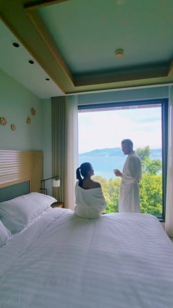 一对夫妇在酒店的卧室里醒来 泰国的亚洲女人和白人男人在度假期间在一家豪华酒店的床上醒来 — 图库视频影像