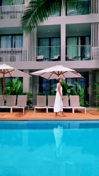 Thailändska Asiatiska Kvinnor Går Pool Med Solstolar Och Parasoller Semestern — Stockvideo