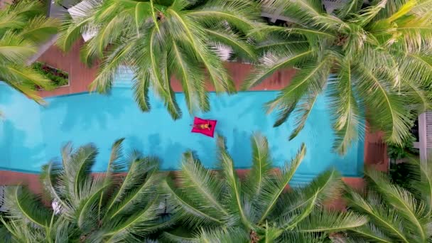 从上面的一个游泳池 一个被热带棕榈树环绕的游泳池里的女人 无人驾驶飞机的视图 — 图库视频影像