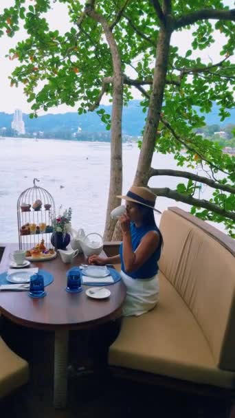 下午茶在树脚 泰国妇女吃下午茶与小吃 — 图库视频影像