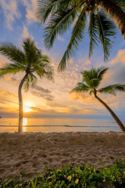 Bang Tao plajı Phuket Tayland akşam üstü