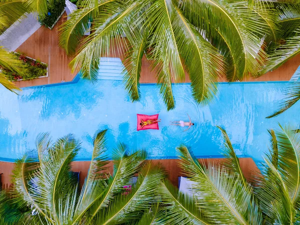 Drohnenblick Pool Mit Palmen Ein Paar Männer Und Frauen Einem — Stockfoto