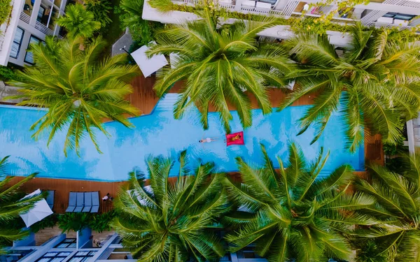 Drohnenblick Auf Den Pool Mit Palmen Paar Männer Und Frauen — Stockfoto