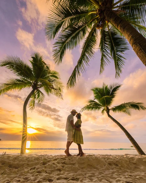 Пара Целовающихся Мужчин Женщин Занимаются Любовью Наблюдая Закатом Пляже Белым — стоковое фото