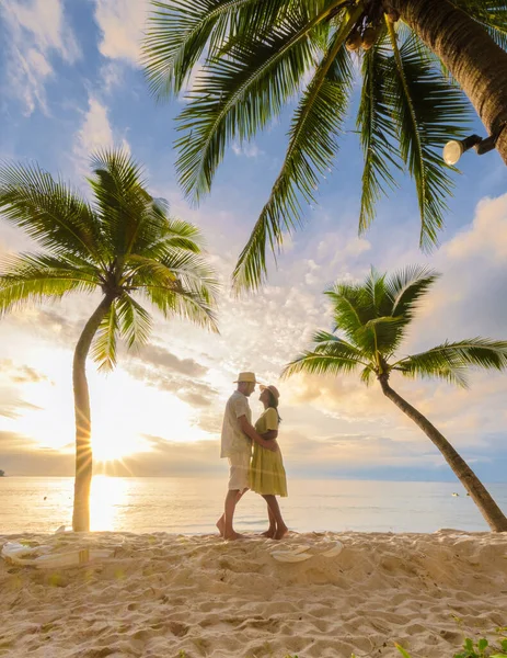 Een Paar Mannen Vrouwen Kijken Naar Zonsondergang Het Strand Met — Stockfoto