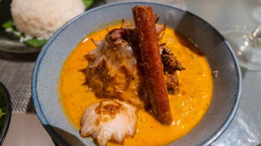 Massaman körisi ve Tayland yemeği.