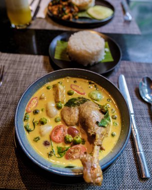 Yasemin pirinçli ördek körisi, Tayland yemekli üst manzara.. 