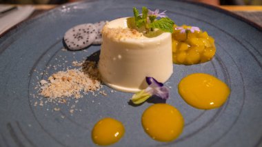 Tatlı ve meyveli bir masada en iyi manzara.