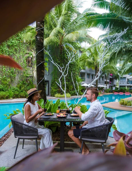 Pareja Desayunando Piscina Durante Las Vacaciones Mujeres Tailandesas Asiáticas Hombres —  Fotos de Stock