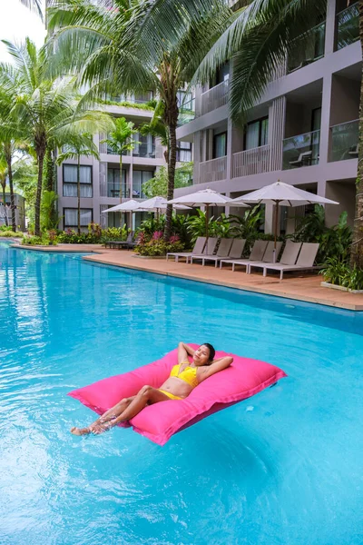 Mulheres Tailandesas Asiáticas Relaxando Colchão Flutuante Piscina Durante Férias — Fotografia de Stock