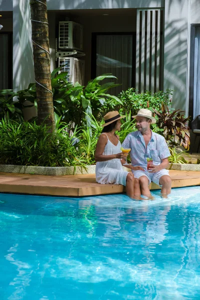 Taylandlı Kadınlar Beyaz Erkekler Yüzme Havuzunda Dinleniyorlar — Stok fotoğraf