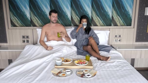 Yatakta Kahvaltı Yapan Bir Çift Beyaz Erkekler Taylandlı Kadınlar Yatak — Stok video