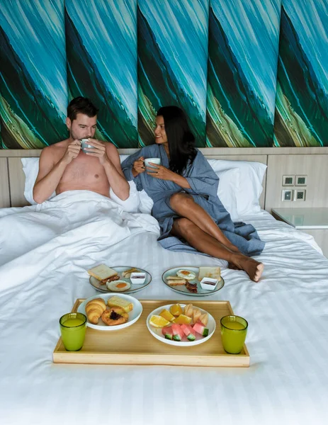 Een Paar Ontbijten Bed Blanke Mannen Thaise Aziatische Vrouwen Ontbijten — Stockfoto