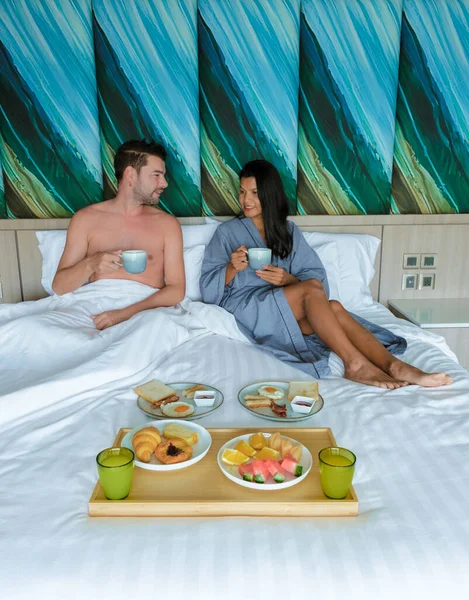 Een Paar Ontbijten Bed Blanke Mannen Thaise Aziatische Vrouwen Ontbijten — Stockfoto