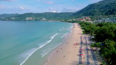 Patong plajı Phuket, plaj sandalyeleri ve palmiye ağaçları olan tropik plaj manzarası.. 