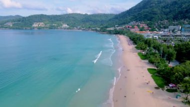 Patong plajı Phuket, plaj sandalyeleri ve palmiye ağaçları olan tropik plaj manzarası.. 