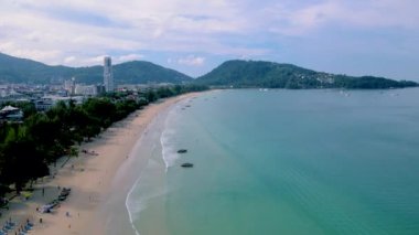 Patong plajı Phuket, plaj sandalyeleri ve palmiye ağaçları olan tropik plaj manzarası.. 