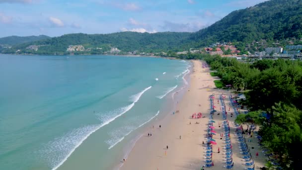 Plaża Patong Phuket Widok Drona Tropikalnej Plaży Krzesłami Plażowymi Palmami — Wideo stockowe