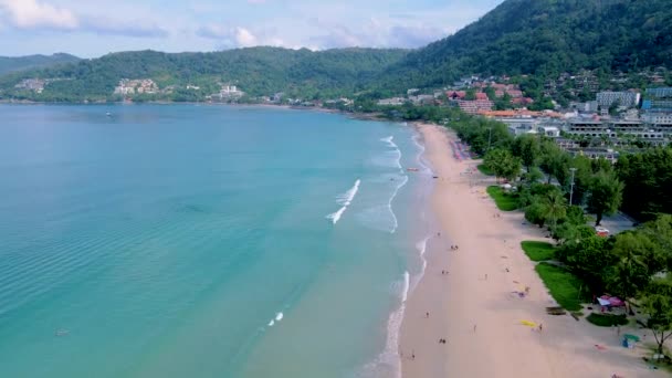 Phuket Пляжі Патонг Вид Тропічний Пляж Пляжними Стільцями Пальмами — стокове відео