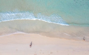 Patong plajı Phuket, plaj sandalyeleri ve palmiye ağaçları olan tropik plaj manzarası.. 