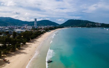 Patong plajı Phuket, plaj sandalyeleri ve palmiye ağaçları olan tropik plaj manzarası.. 