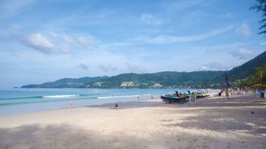 Patong plajı Phuket Tayland Kasım 2022, Tayland 'da yüksek mevsimde plaj sandalyeleri ve palmiye ağaçları olan tropik plaj manzarası