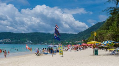 Patong plajı Phuket Tayland Kasım 2022, Tayland 'da yüksek mevsimde plaj sandalyeleri ve palmiye ağaçları olan tropik plaj manzarası