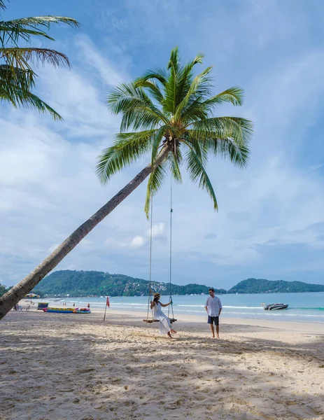 Пара Чоловіків Жінок Розгойдуються Під Пальмою Пляжі Патонг Пхукет Таїланд — стокове фото