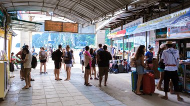 Koh Phi Phi Don Tayland Kasım 2022, Phi Phi caddesindeki hediyelik eşya dükkanları.. 