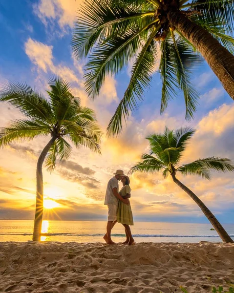 ビーチで夕日を見ているカップルの男性と女性 プーケットタイの日没時のバンタオビーチ ビーチで日没時のヤシの木 — ストック写真