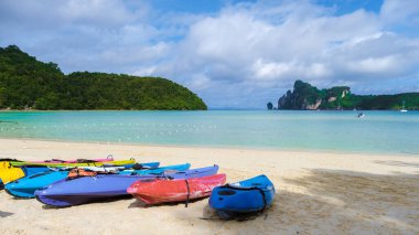 Koh Phi Phi Adası Tayland, Koh Phi Don sahilinde renkli kanolar.. 