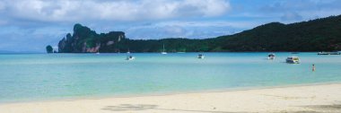 Sabahları Loh Dalum Sahili 'ndeki Asyalı kadınlar Koh Phi Phi Don, Koh Phi Adası Tayland. 